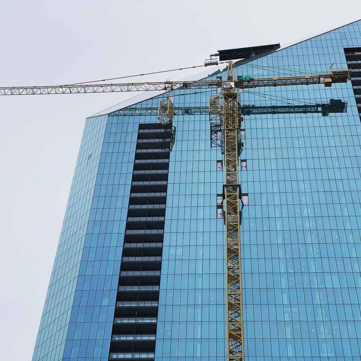 thebiggreenw's tweet photo. The tower crane at @AMLIapts Fountain Place begins its descent. 🏗 The crane has been in the Dallas skyline since November 2017, Building the 45-story tower - the tallest to be built in #Dallas in 30 years. #walshatwork #archerwestern https://t.co/DjC50hFX1r