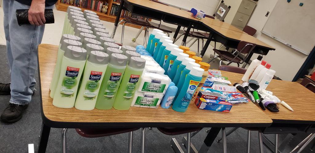itsanavidthing's tweet photo. CSMS AVID students working on a random act of kindness/community service project.  Making bags for CASA. https://t.co/eIHObSlwfi