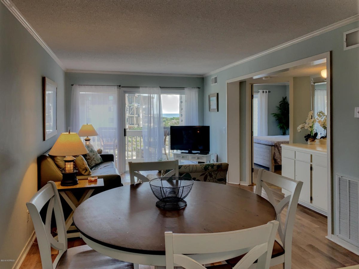 CBSCA_AB's tweet photo. Great price reduction on oceanfront condo in Atlantic Beach! This charming move-in ready property received a full facelift in 2017 including new stainless steel appliances, fresh paint and fully furnished rooms. 

#newprice #atlanticbeach #coldwellbanker #noreenbarrett https://t.co/G3jIDrGRj1