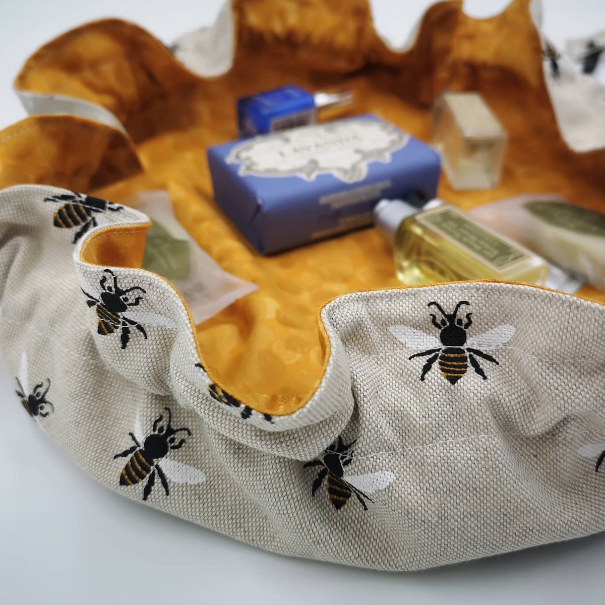 claridge23's tweet image. The Juebags Bee drawstring pouch is now available in my numonday store along with all my handmade items numonday.com/shop/juebags-s… #handmade #warwickshireartisans #drawstringpouch #makeup #cosmetics #holidays #thewarwickshirereview #mothersdaygifts #etsyshop @juebagsshop 🐝