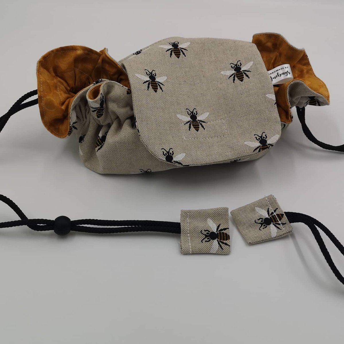 claridge23's tweet image. The Juebags Bee drawstring pouch is now available in my numonday store along with all my handmade items numonday.com/shop/juebags-s… #handmade #warwickshireartisans #drawstringpouch #makeup #cosmetics #holidays #thewarwickshirereview #mothersdaygifts #etsyshop @juebagsshop 🐝