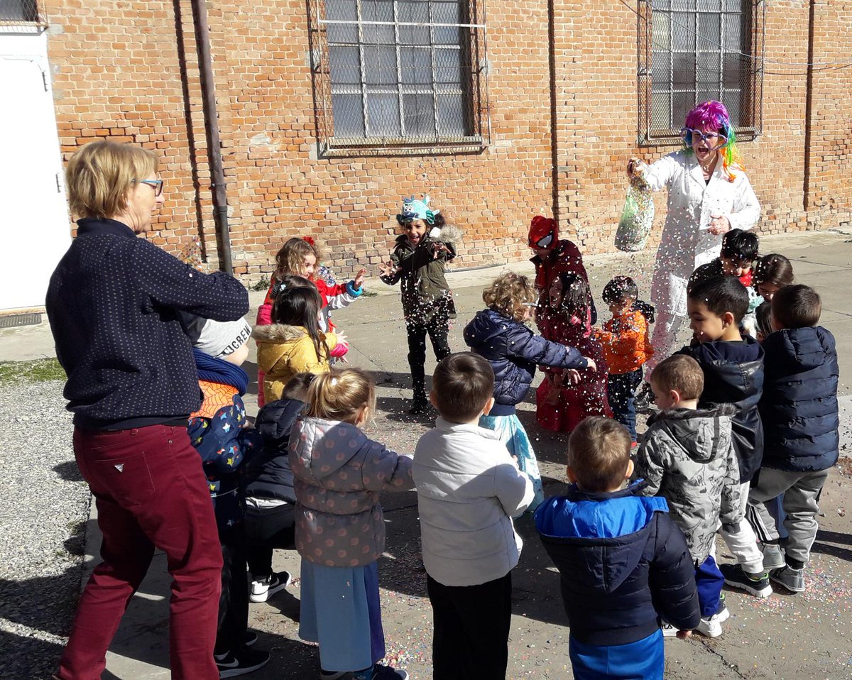 AnnaTomasso's tweet photo. @Ic_Viguzzolo Alla scuola dell'Infanzia di Casalnoceto, la festa di Carnevale si conclude in cortile con la battaglia dei coriandoli. https://t.co/ch0q6JDGCn
