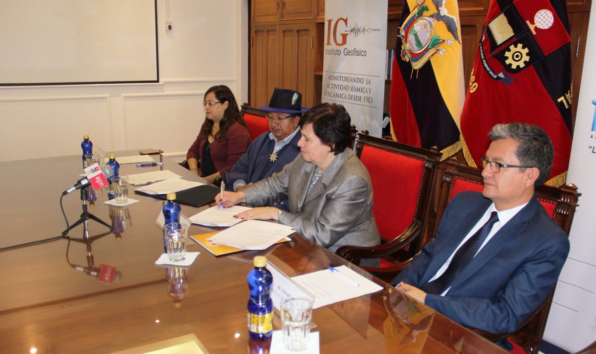EPNEcuador (@epnecuador) on Twitter photo CONVENIO | Renovamos vínculos con la comunidad de Cuicocha para trabajar temas de prevención de riesgos.
La #EPN y el Municipio de Cotacachi renovaron el convenio de cooperación para que el <a href="/IGecuador/">Instituto Geofísico</a> continúe monitoreando la actividad del volcán Cuicocha.
#VinculaciónEPN🗻🖥 CONVENIO | Renovamos vínculos con la comunidad de Cuicocha para trabajar temas de prevención de riesgos.
La #EPN y el Municipio de Cotacachi renovaron el convenio de cooperación para que el <a href="/IGecuador/">Instituto Geofísico</a> continúe monitoreando la actividad del volcán Cuicocha.
#VinculaciónEPN🗻🖥