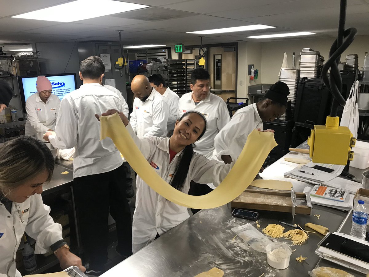 CulinaryQuick's tweet photo. All smiles on #PastaNight 🍝👩‍🍳🧑‍🍳👨‍🍳Our @EGTechCollege @CulinaryQuick students learn how to make fresh, handmade 🙌 pasta as part of their 4-week #culinarytraining Sign up for our next class, starts March 16 https://t.co/ERYXJsJ7eD https://t.co/UL3xOI4brJ