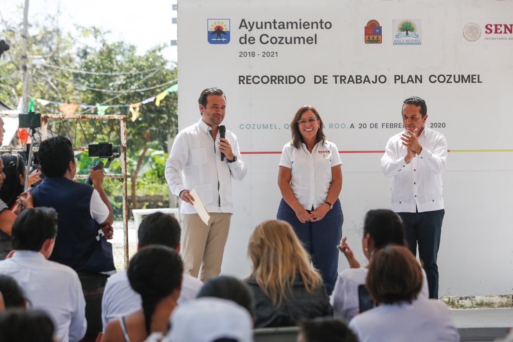 PedroJoaquin's tweet photo. Acompañamos al Gobernador @CarlosJoaquin, y a la Secretaria de Energía, @rocionahle, a un recorrido en #LasFincas, donde anunciamos el proyecto de instalación de 6,200 luminarias para #Cozumel, con lo que se reforzará la seguridad y mejorará la calidad de vida de los cozumeleños. https://t.co/Wlk8jSKXbj