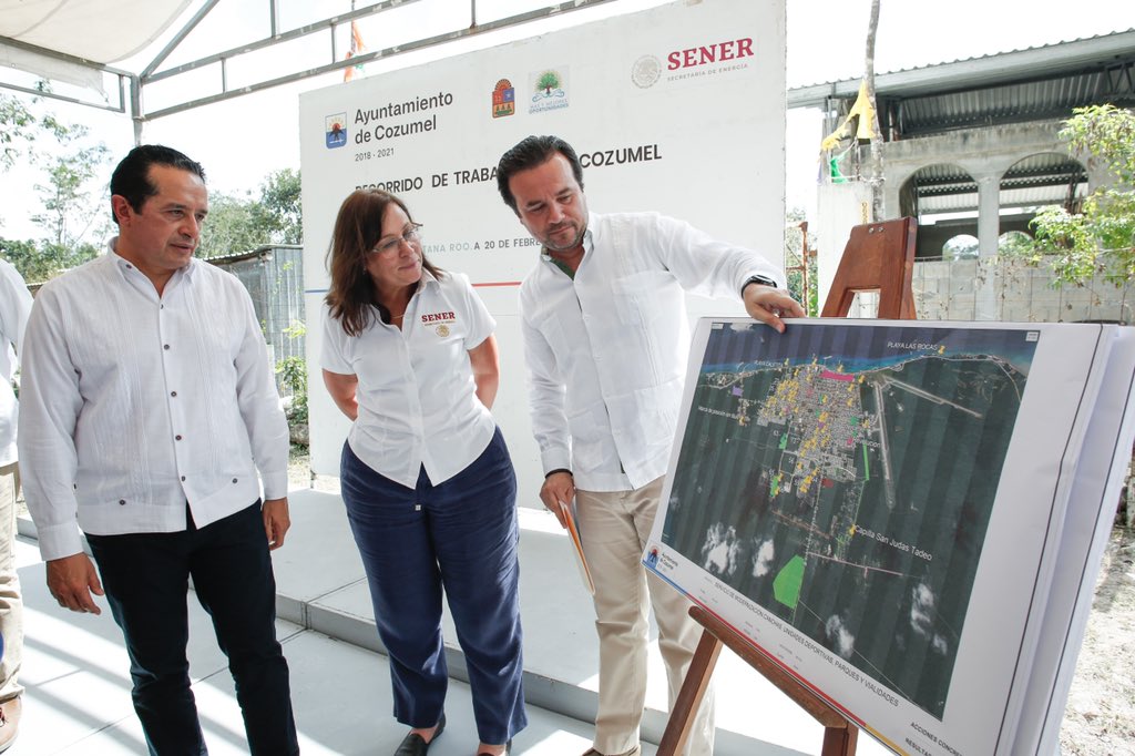 PedroJoaquin's tweet photo. Acompañamos al Gobernador @CarlosJoaquin, y a la Secretaria de Energía, @rocionahle, a un recorrido en #LasFincas, donde anunciamos el proyecto de instalación de 6,200 luminarias para #Cozumel, con lo que se reforzará la seguridad y mejorará la calidad de vida de los cozumeleños. https://t.co/Wlk8jSKXbj