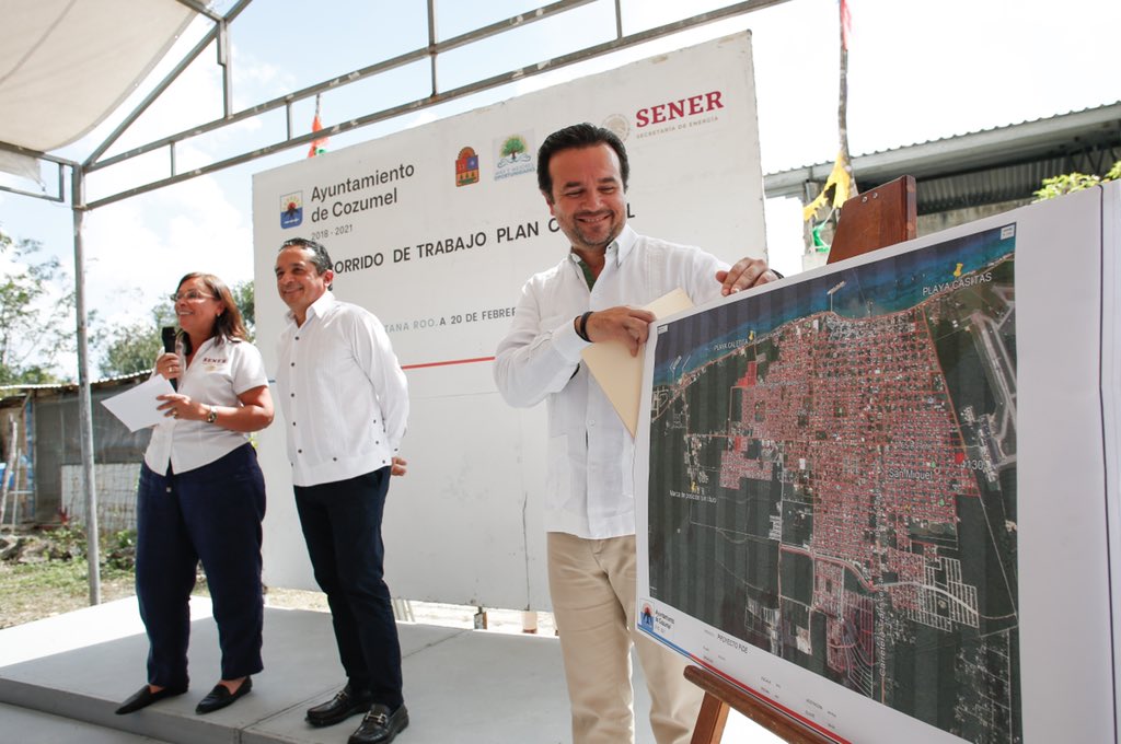 PedroJoaquin's tweet photo. Acompañamos al Gobernador @CarlosJoaquin, y a la Secretaria de Energía, @rocionahle, a un recorrido en #LasFincas, donde anunciamos el proyecto de instalación de 6,200 luminarias para #Cozumel, con lo que se reforzará la seguridad y mejorará la calidad de vida de los cozumeleños. https://t.co/Wlk8jSKXbj