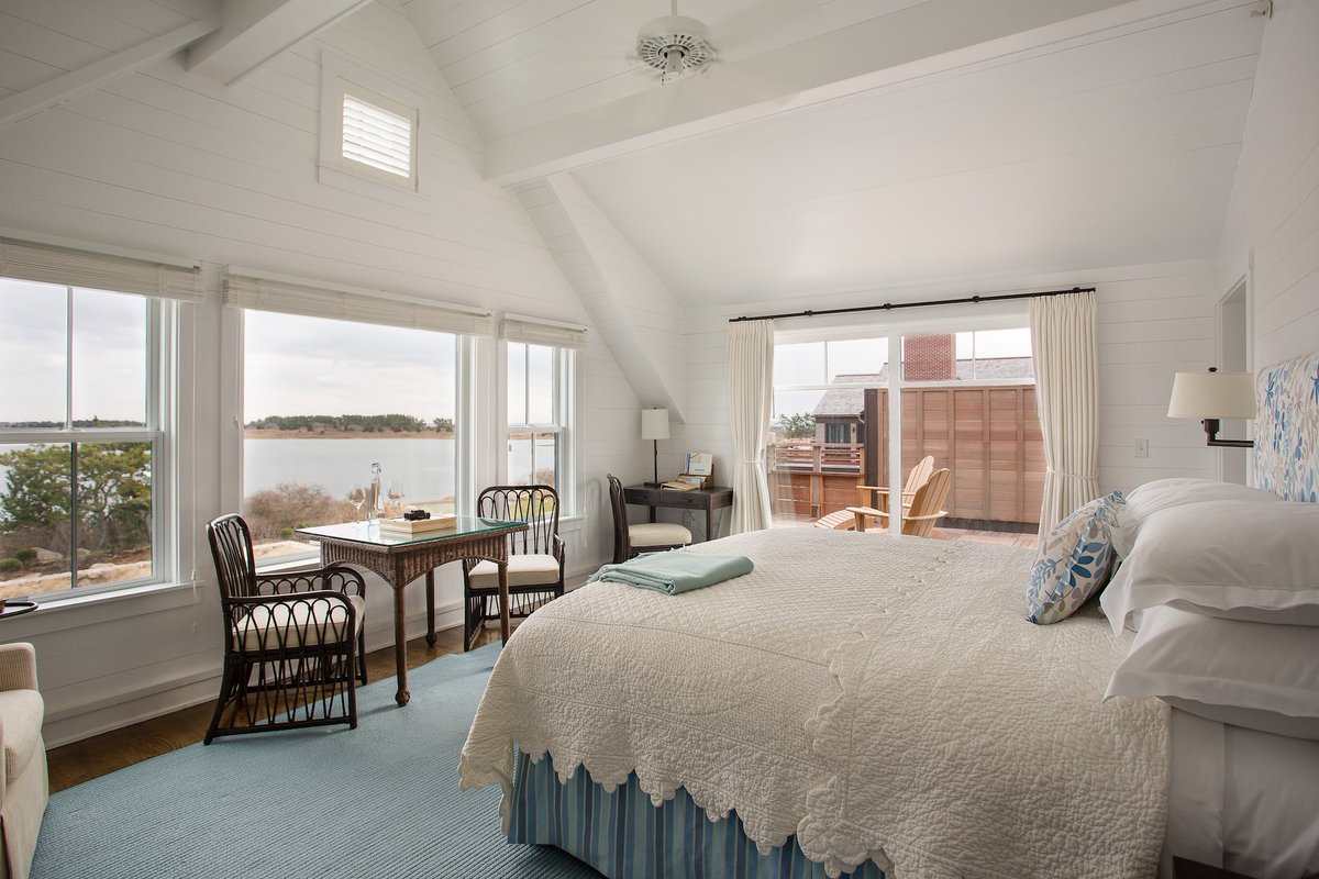 After a creative day of team brainstorming and meetings, sit back, relax and enjoy the quintessential things of life that the Inn offers. 🌾 Hosting your next corporate or family event will make for an unforgettable experience.
#WeekapaugInn #InnTheMoment #RelaisChateaux