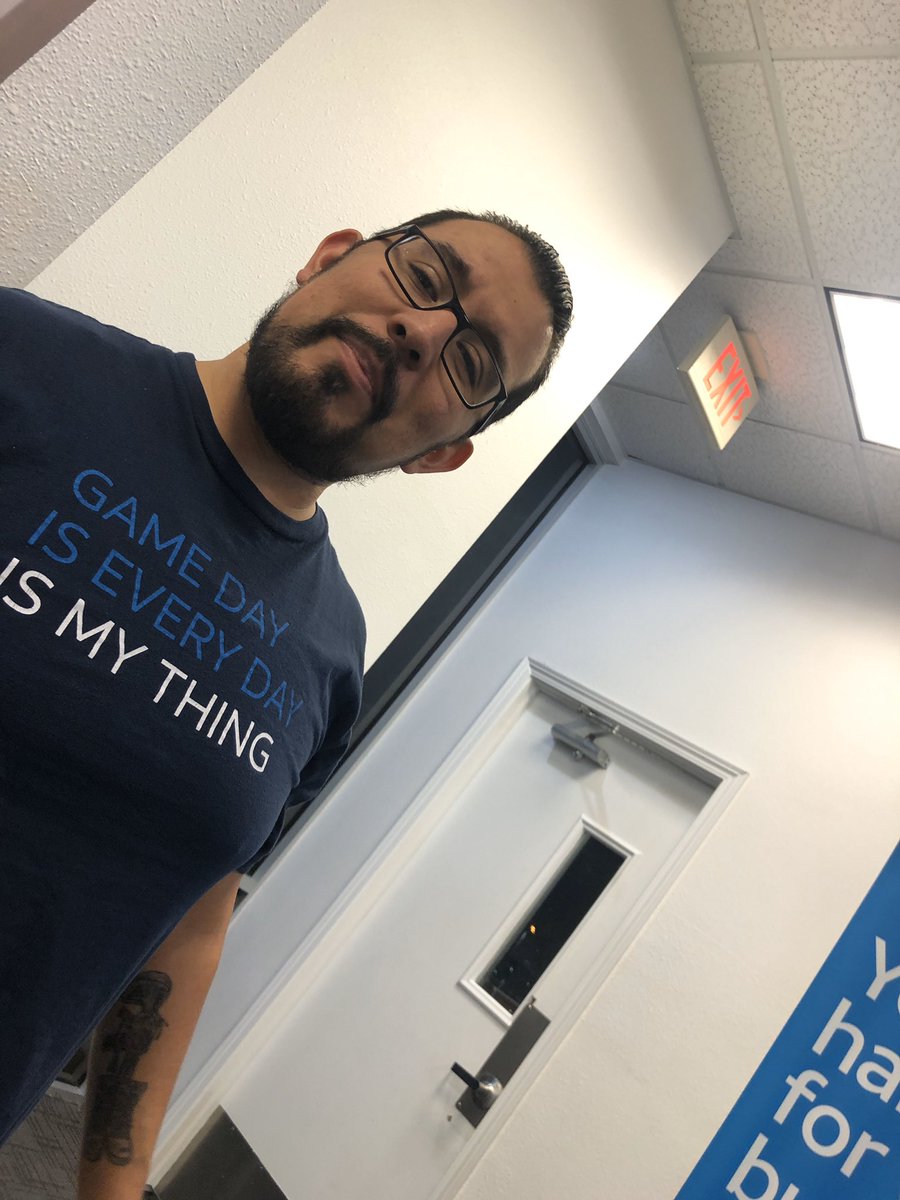 _ZelinaT's tweet photo. Omar closing an AtT tv for The 🌴! @AtPalmas https://t.co/94jffusZsY