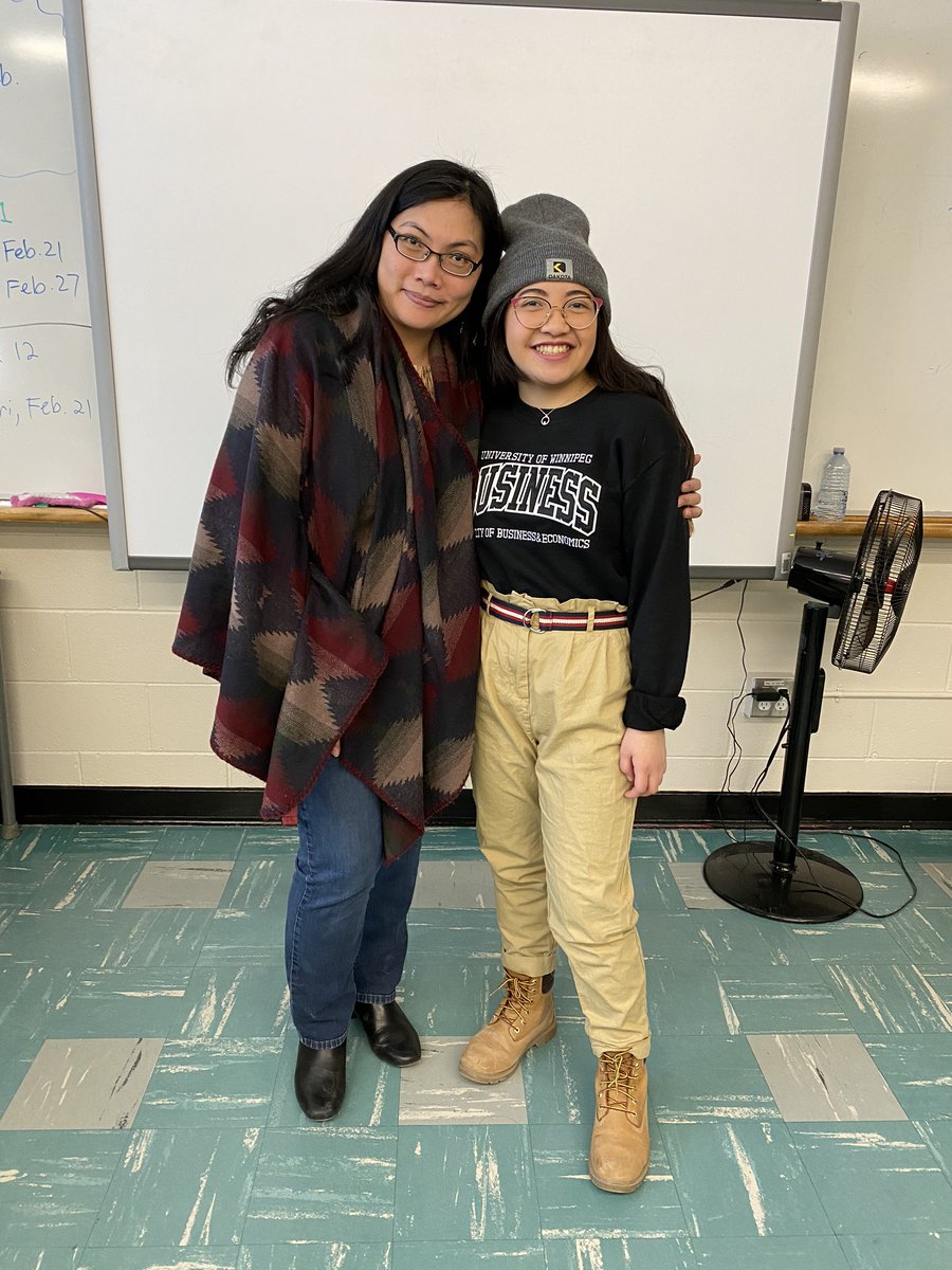 MrsMalolos's tweet photo. Reading Week at university means having these wonderful former students back!!! Thank you for the visit!!! https://t.co/AuaErvOxf8