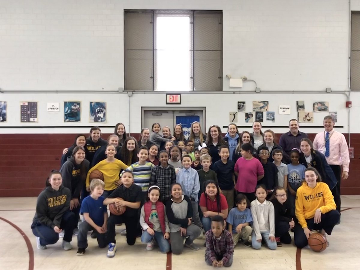 WilkesWBB's tweet photo. Had a blast today volunteering with the kids at Dodson Elementary School! @johnmendolashow https://t.co/A9EmGIQGYd