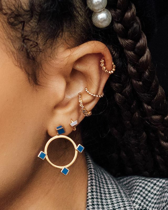 Details ✨ - I’m slightly gutted I lost my tiniest  ear cuff...but it’s not like you can see it when my fro is out anyway. 😂👂🏽 .
.
Main earrings (gifted) - <a href="/motley/">Tony Kafka</a> // 2nd to Bottom 2 &amp; top 1 (gifted) - <a href="/astridandmiyu/">Astrid & Miyu</a> // Middle cuff - can’t remember th… ift.tt/2HEdrC0
