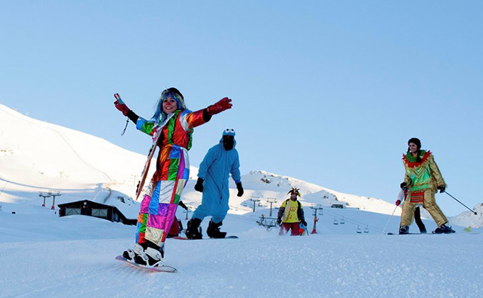 granadadigital's tweet photo. Este sábado es Carnaval🎭 A Sierra Nevada llegará con un descenso de disfraces y un concurso fotográfico 🏂🏼⛷️📸

Consulta todo el programa de actividades del fin de semana en @websierranevada 👉🏼 https://t.co/q9NUq50NBz https://t.co/pu21QlCjuw