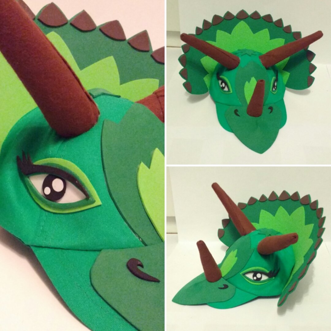 A DIY triceratops hat for a school project.
#diy #dinosaur #triceratops #mask #costume #craftfelt #foamrubber #glue #baseballcap #croatianartist #selftaughtartist #grdilicious #grdi