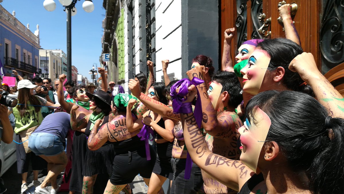 BiaggioOrghini's tweet photo. #MarchadelasPutas en #Puebla . Las mujeres son asesinadas o raptadas en Mexico por centenares de miles desde hace 3 décadas y nadie se inmuta. Mujeres en estado de #rebeldia, que la fuerza os acompañe  ! A la puta mierda con la Edad Medieval y su caciquismo https://t.co/JGeAsQ6wAj