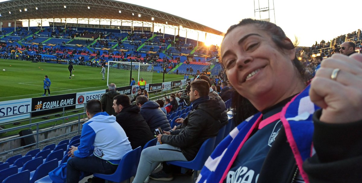 kooa__'s tweet photo. Esta mujer de aquí es mi madre y debería d haberse quedado en casa descansando después de una operación, pero es tan azulona que no quería perderse hoy a nuestro @GetafeCF . Gracias mamá por haberme echo de este equipo, tquiero con todo mi corazón ❤️ y a ti equipo x hacerla feliz https://t.co/juGU7qEKyd