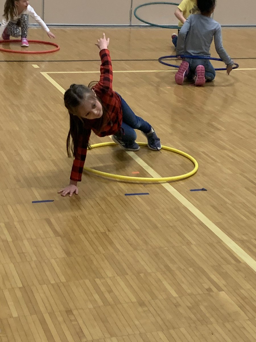Flake4_PE's tweet photo. Making body bridges inside and outside of the hula hoops. The students loved being creative with this one and were getting stronger at the same time!! #PhysEd #phyedisfun #hulahoop https://t.co/lpgrvB1yhP