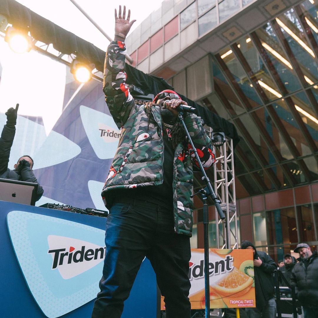 hmtassociates's tweet photo. We had a blast helping Chicago #ChewThrough their commute yesterday with @tridentgum ....oh, and @TPAIN #client #teamhmt #agencylife #brandactivation #experientialmarketing 📸: @PendulumCreates @MattMarzahl https://t.co/yO1i2IRmHK
