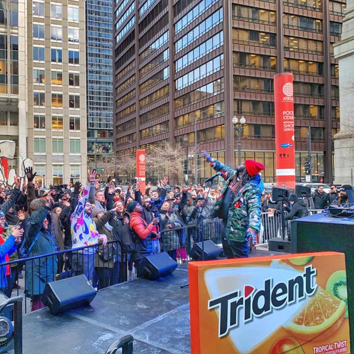 hmtassociates's tweet photo. We had a blast helping Chicago #ChewThrough their commute yesterday with @tridentgum ....oh, and @TPAIN #client #teamhmt #agencylife #brandactivation #experientialmarketing 📸: @PendulumCreates @MattMarzahl https://t.co/yO1i2IRmHK