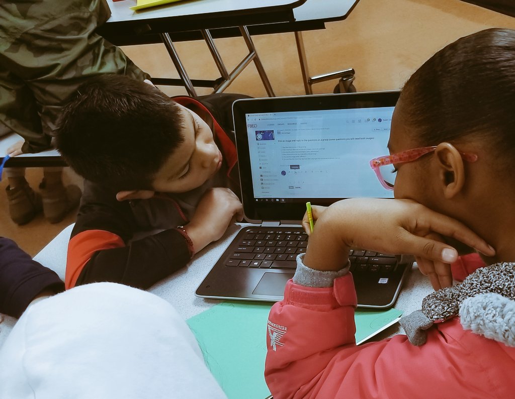 MrsDanielArt's tweet photo. @BPE_Broncos @RuthRiha1 @millipatel @mstechieteacher @rwootenits @FBISDvisualart BPE Broncos working in groups while answering discussion questions in Schoology about African American Artists and choosing what project they want to create! #fbisdarted #fbisdarted #fortbendblends https://t.co/Z9eNbW9dZr
