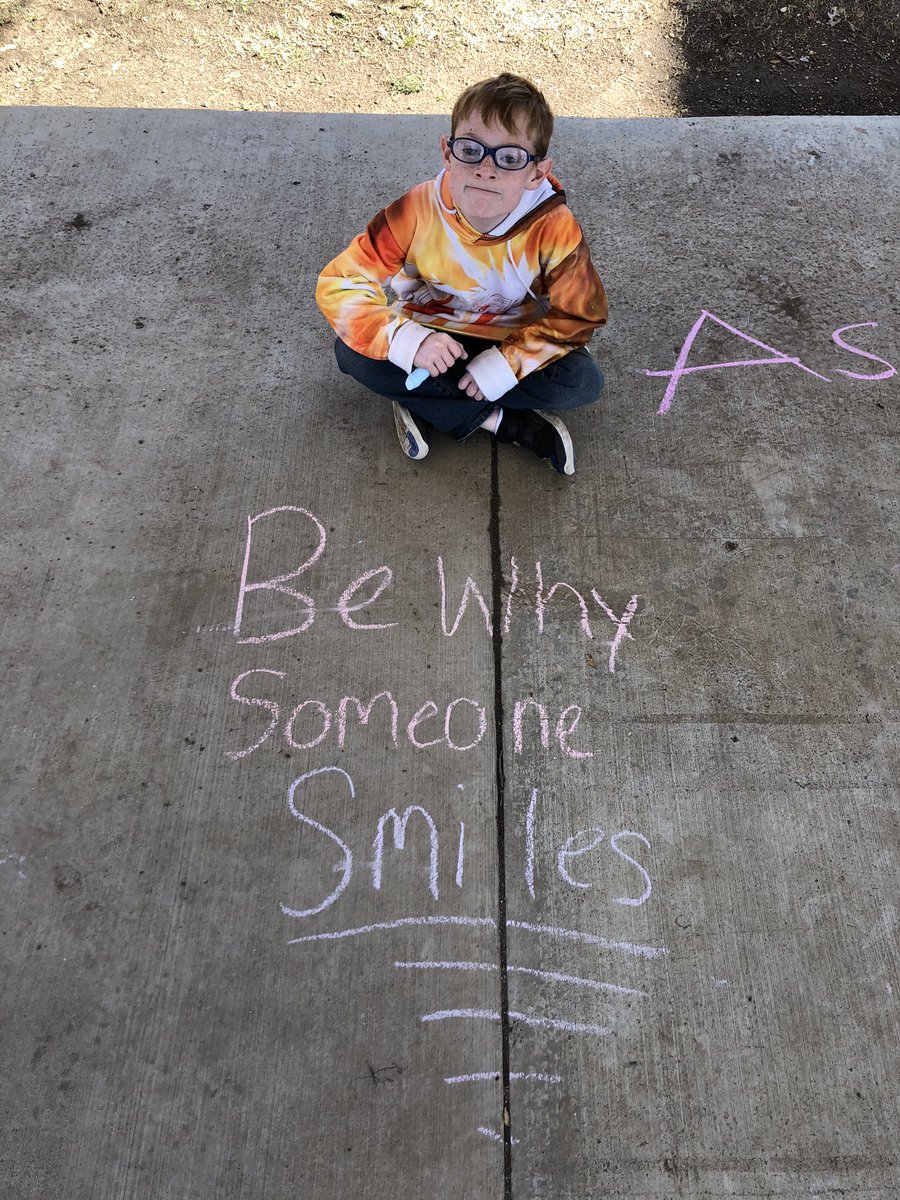 _MrsClark23's tweet image. Spreading kindness all the way down PVE’s sidewalk🤍 #KindnessMATTERS #PVELeads #Leaders2theCore @PVE5thGrade