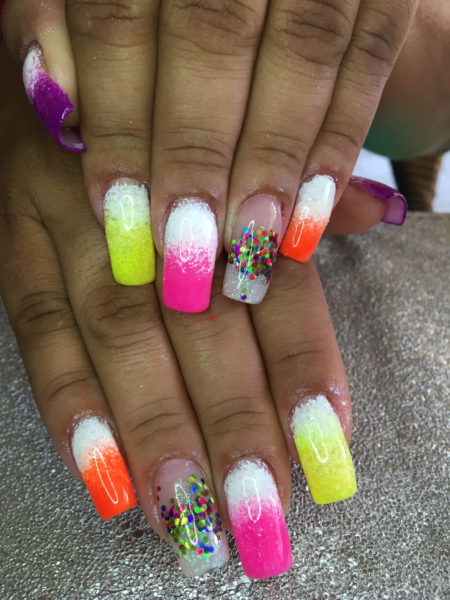 icnailsdesigner's tweet image. Carnavrauuu #NailsDesigner #Acrigel #Coloridas #Encapsulada #Carnaval 🎉🎊✨💜
