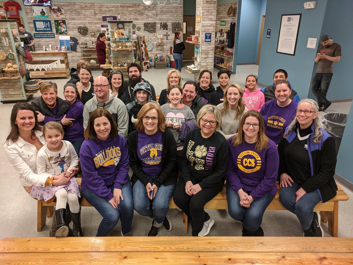 marci_mjohnson's tweet photo. Cotton Creek teachers spending our time tonight at Feed My Starving Children 👍❤️#ccs118life, #d118life https://t.co/4aXBaXhEdf