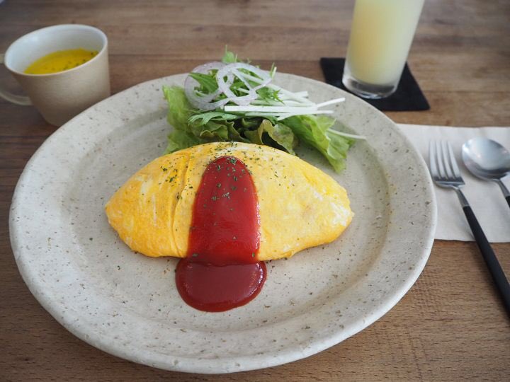 retrip_news's tweet photo. 好きなごはんに「オムライス」を挙げる方、多いですよね？実は私もその一人。そこで今回はオムライスを知り尽くした筆者が選ぶ”東京の絶品オムライス集”をご紹介します✨

どのオムライスもこだわりを感じさせるものばかり。絶対に食べたくなりますよ😊
https://t.co/Hg17GcN61t https://t.co/UtIn70r2RI