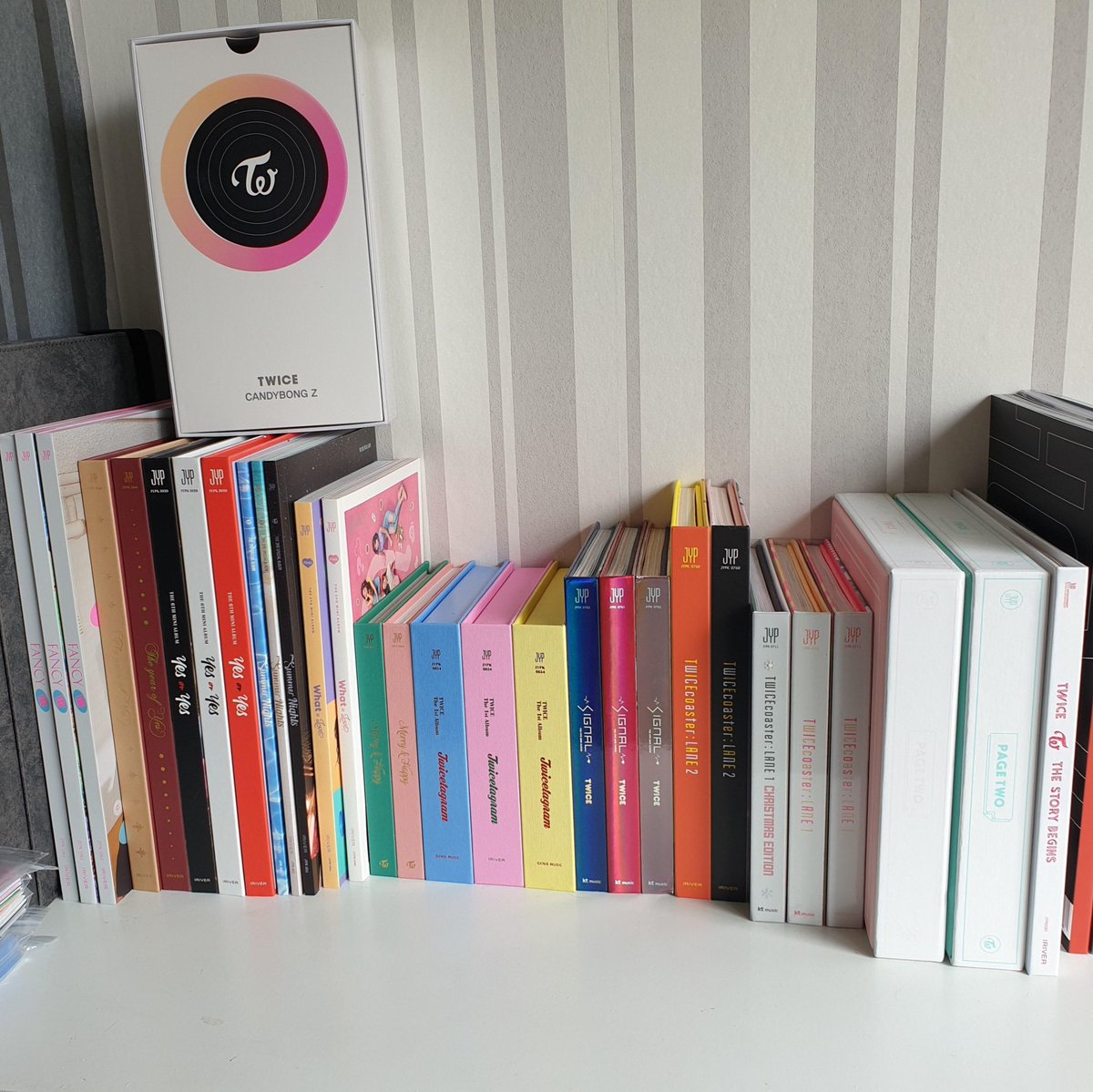 ohyomina's tweet photo. TWICE ALBUM GIVEAWAY!

RULES:
- rt this tweet
- must be following me
- reply with a pic of your bias <3
- international :-)
PRIZES:
- any album of your choice

ENDS MARCH 25th https://t.co/tYgXf16kfC