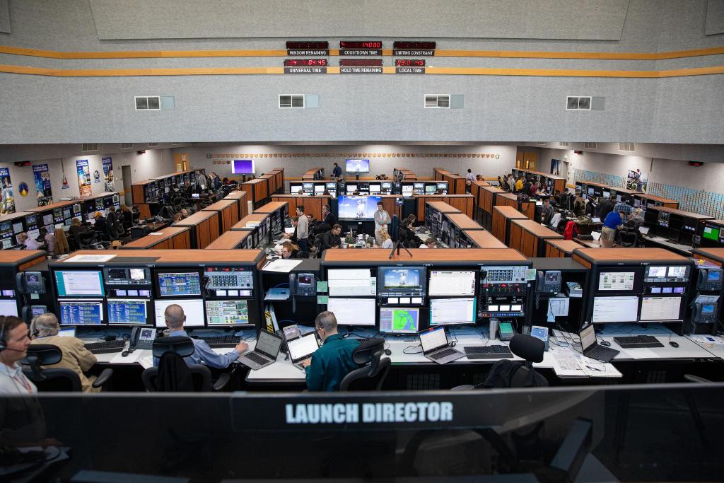 NASA's tweet photo. "Sims are like your scrimmage game, and they’re an important part of developing a high-performing team,” says #Artemis I Launch Director Charlie Blackwell-Thompson. How @NASAKennedy practices both planned operations and unexpected situations for liftoff: https://t.co/LgeBklpi3a https://t.co/0Ah3ZfIkkv