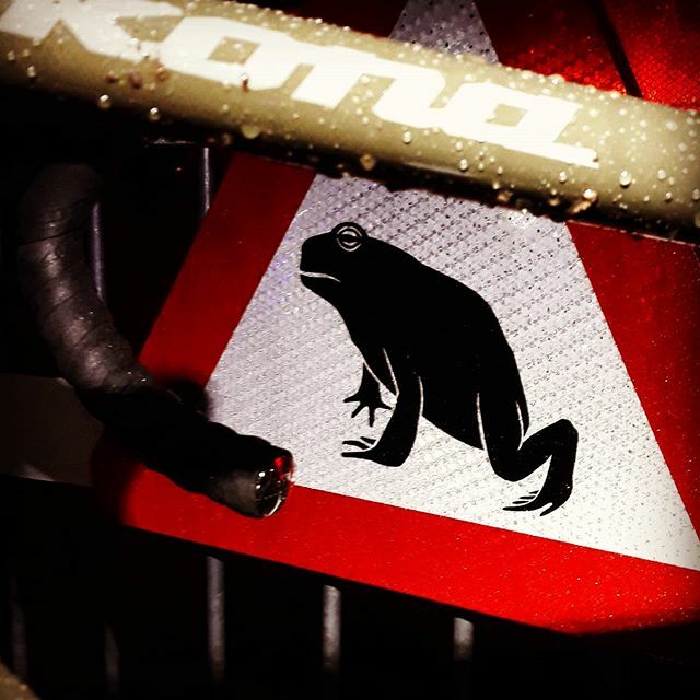 No 🐸 #roadkills #Tonight 🌙 ... But some 💨 and a luttele bit of 🌧 🌨 🌩 🤙

#EndlessRiding #nightride #konabikes #sutra #steelforreal #raincountsdouble #snowandwindevenmore #sportersbelevenmeer #sportenindenatuur #buitenbeleefjemeer #sportinheusdenzo… ift.tt/2HJyl2O