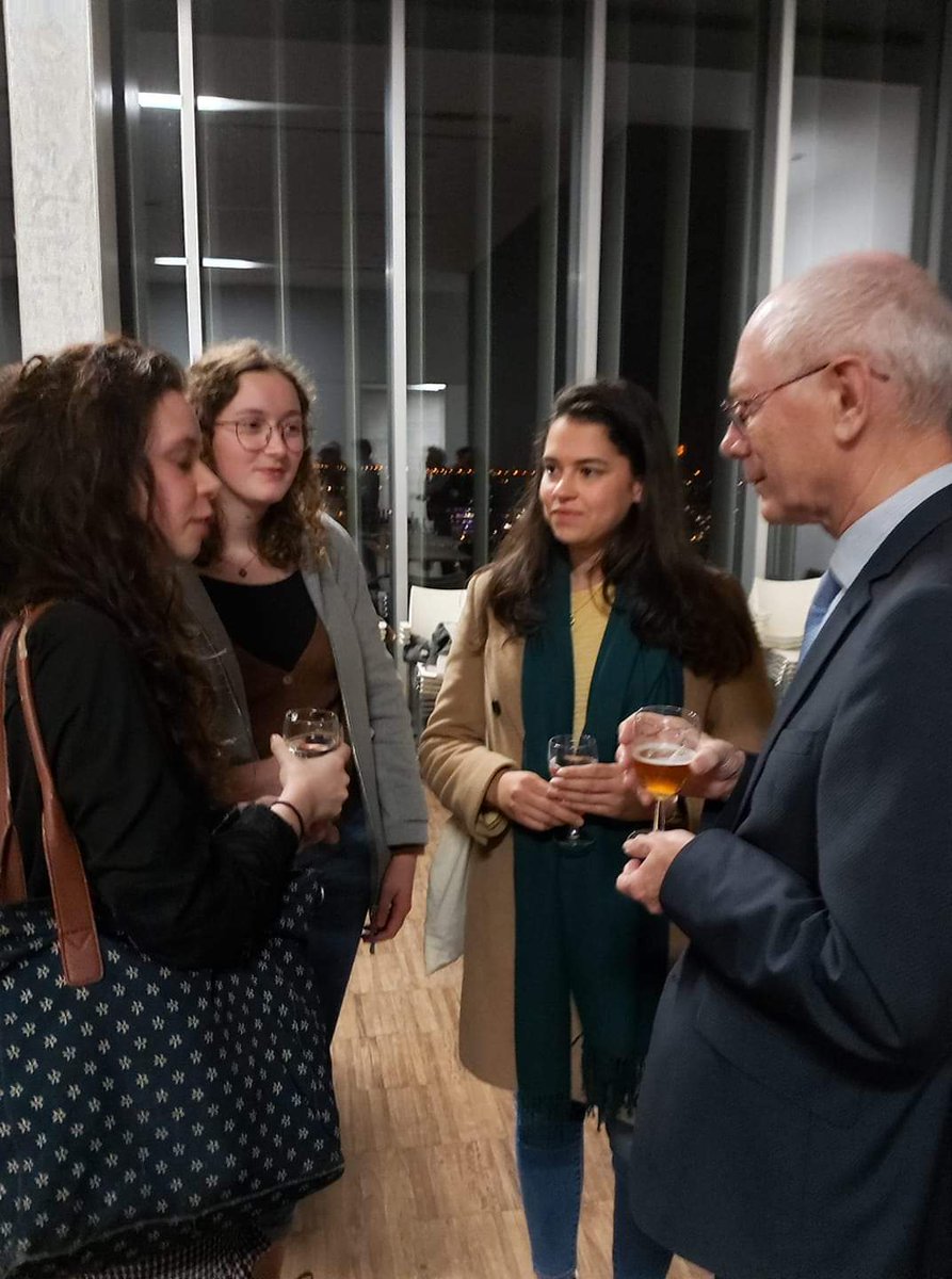 Kelly_Roosen's tweet photo. Achteraf nog een leuke babbel gehad met Herman Van Rompuy en mijn medestuvers. Wat een geëngageerde en sympathieke politicus! Trouwens ook terecht fan van het Gallo-Romeins museum 😉 @ArteveldeCOM @ArteveldehsGent https://t.co/OHZdOFYvEP