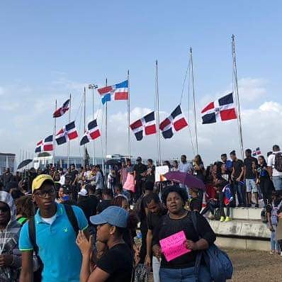 ElPueblista_'s tweet photo. El gobierno dictatorial del @pldenlinea retira las banderas de la plaza de la bandera y los jóvenes valientes que protestan gozaron sus propias banderas en actitud de luto.
#corrupcion #pldladrones #fraudeelectoral #sevan https://t.co/H7UlRK81UQ