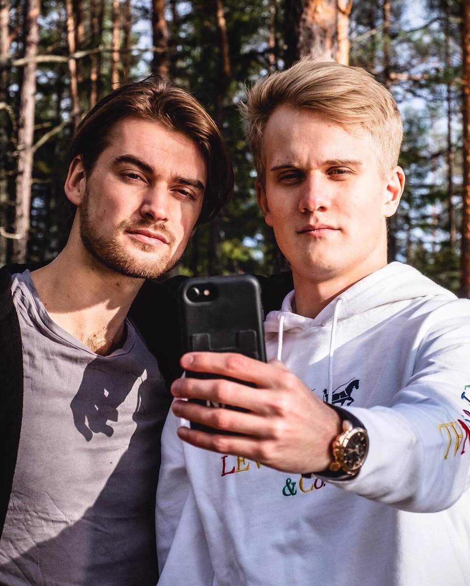 musicbysounds's tweet photo. Our track Young just passed 100,000 streams on Spotify and is still going on the radio. Totally deserves a photo. Check out our Instagram (@musicbysounds) to see how the selfie turned out! Thanks a lot for listening❤️🙌🏻 https://t.co/GoYcSI8JPF