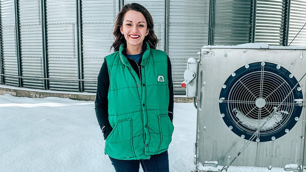 PioneerSeeds's tweet photo. We’re teaming up with @EppersonFarms amd @CortevaUS to show you how her farm is #GrowingProgress next week at #Classic20. https://t.co/ofu5zEHYZi