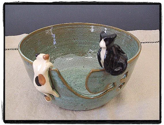 お茶がこぼれる器の正体とは！？ネットで発見した可愛らしいネコの器には割れ目があったｗ毛糸を入れる器毛糸ボウル！？