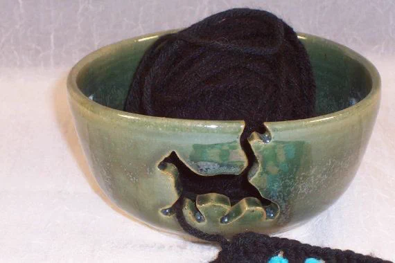 お茶がこぼれる器の正体とは！？ネットで発見した可愛らしいネコの器には割れ目があったｗ毛糸を入れる器毛糸ボウル！？