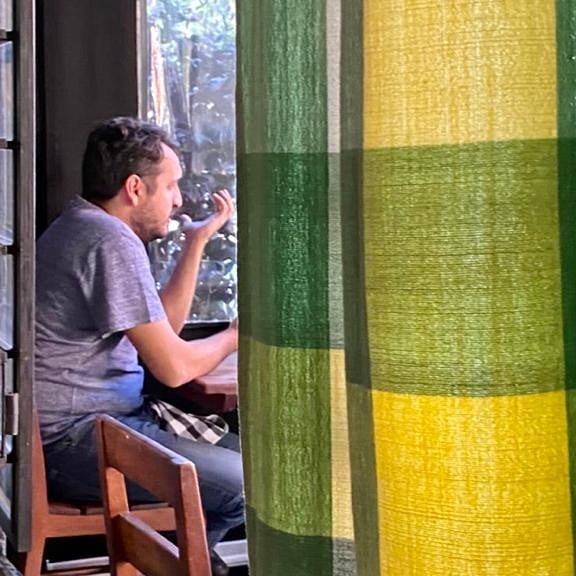 PoliticaGuru's tweet photo. Andy López Beltrán hijo de AMLO comiendo en el #MaximoBistrot restaurante fifi dónde fue #Ladyprofeco #4T con todo y #Suburban2018 blindada https://t.co/fqipzkwgRi