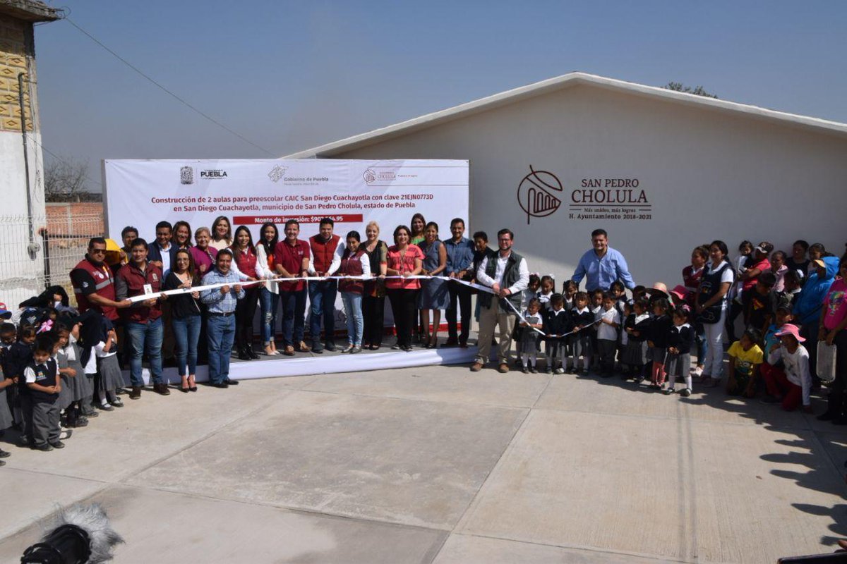 LAlbertoArriaga's tweet photo. En compañía de regidores del @GobiernoCholula y los diputados @Biestro, @NoraMEscamilla, @DimpnaMoran y @MaryCarmenS_, hoy entregamos dos aulas para el CAIC de San Diego Cuachayotla, gracias al apoyo de la diputada @TonantzinFdz. https://t.co/bpBPJE1Bci