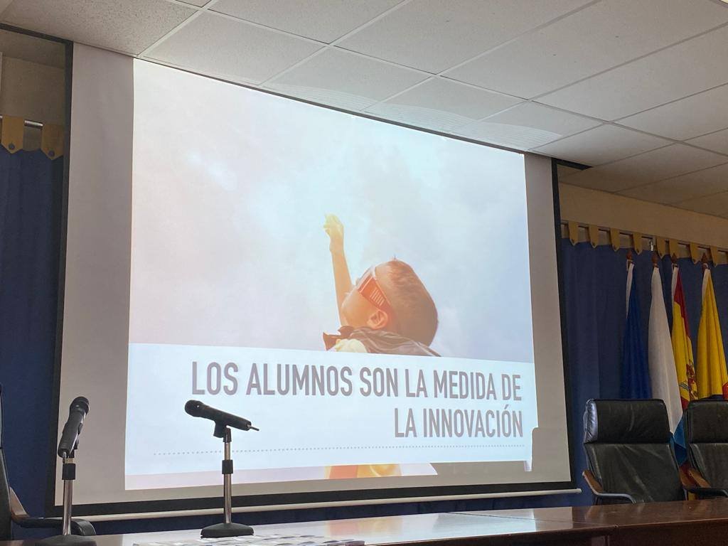cepgcsur's tweet photo. Hoy hemos podido disfrutar de la presencia de @alfredohernando  en @cepgcsur . Su conferencia, Los colores de la escuela del Siglo XXI, nos ha permitido contemplar la innovación en la escuela desde interesantes y sugerentes enfoques. https://t.co/aBzaCcseNo