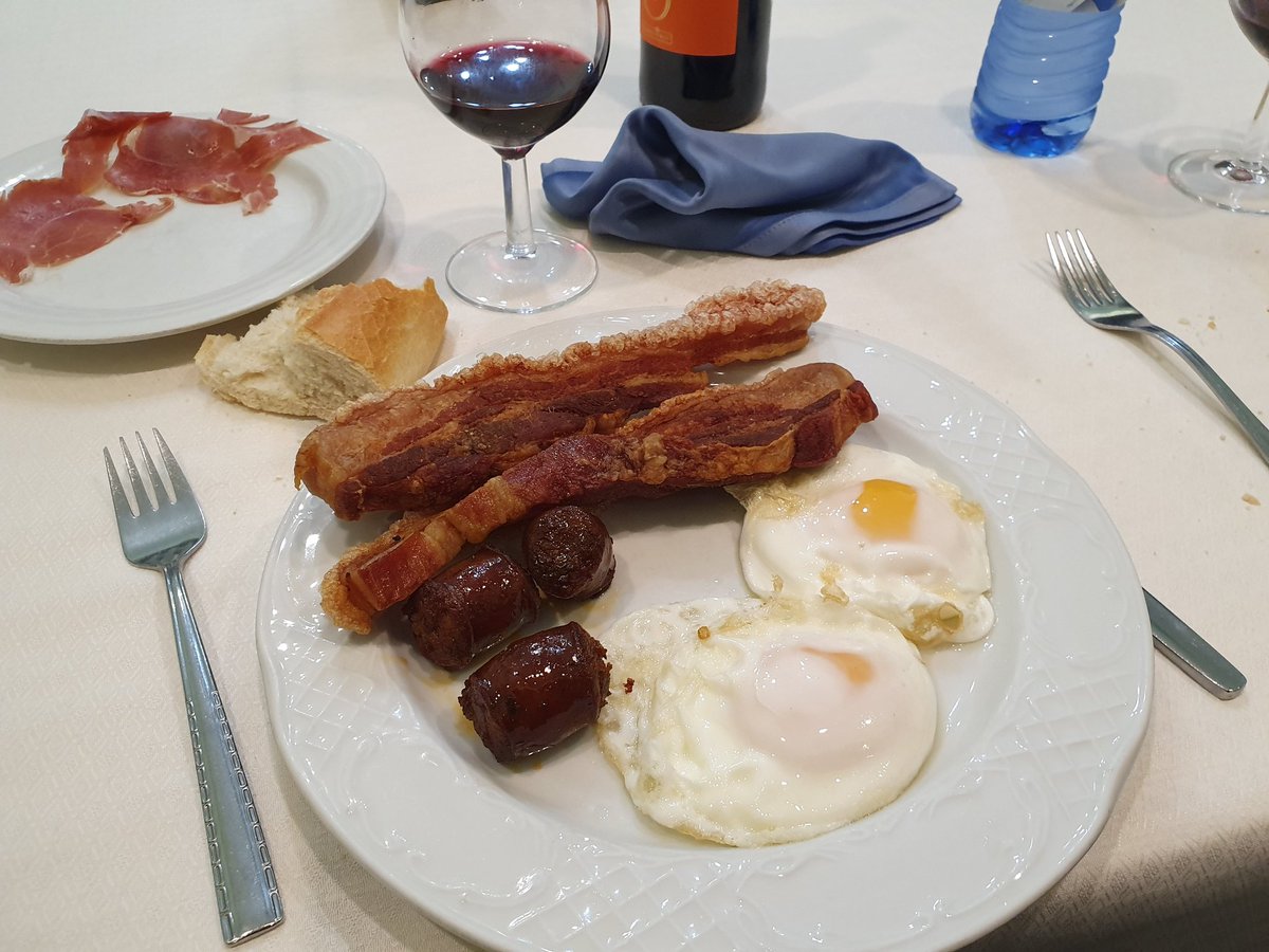 rafacalama2's tweet photo. Jueves lardero... los sorianos lo entendereis, los vegetarianos os espantareis, los #forestales lo admirareis y el resto del mundo se debatirá entre la envidia y el asombro... #colesterolbueno #soria #torrenillo.... feliz entrada en el carnaval!!! https://t.co/0KqJJ3TsKi