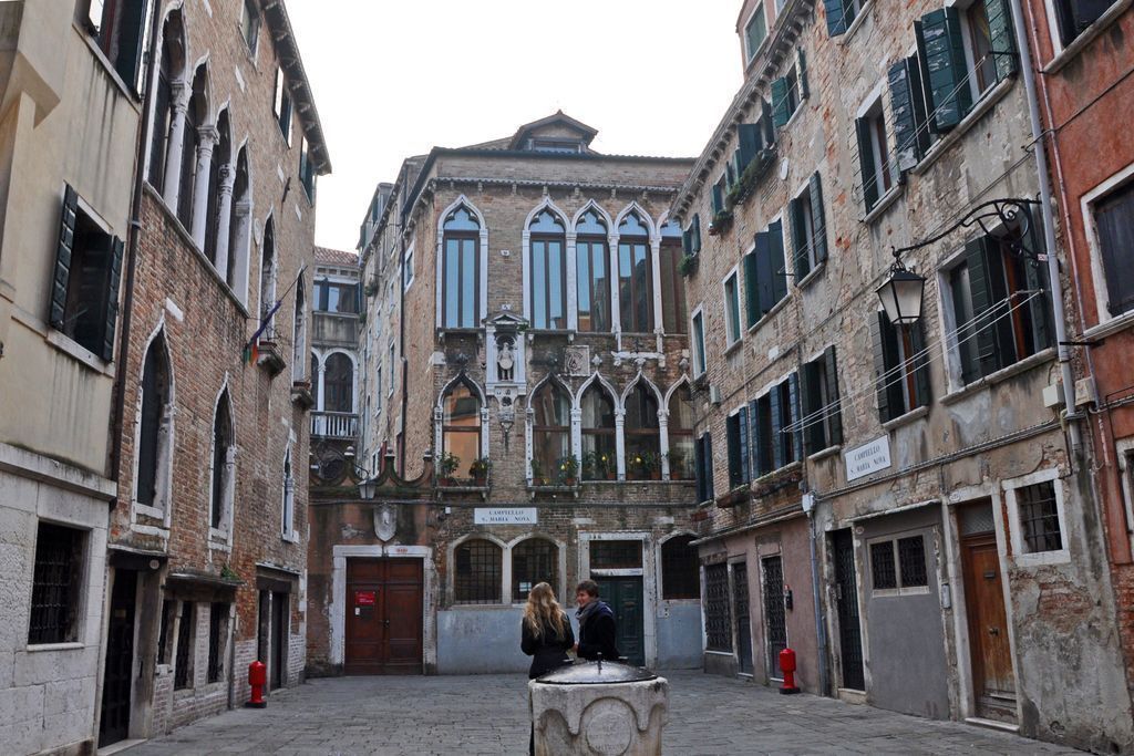 If you’re deciding which sestiere of Venice to stay in, it helps to know the differences between them! From quiet Cannaregio to bustling San Marco, here’s our guide to #Venice’s six main quarters—and which one is best for you http://bit.ly/2wexK60 via @Walks #takewalks