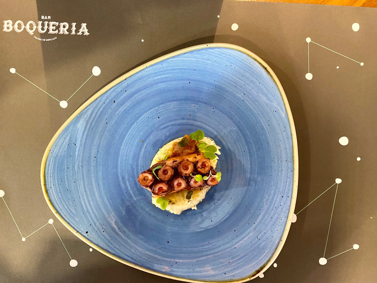 la_boqueria's tweet photo. Pop adobat sobre parmentier amb tòfona és la #tapadecarnaval del #barboqueria que podeu tastar per 5€ des del 20 al 26 de febrer 🍽️
Els altres bars que hi participen són #pinotxobar #kioskuniversal #quioscmodern i #elquimdelaboqueria
#carnaval20 https://t.co/f1tVwlL6Bw