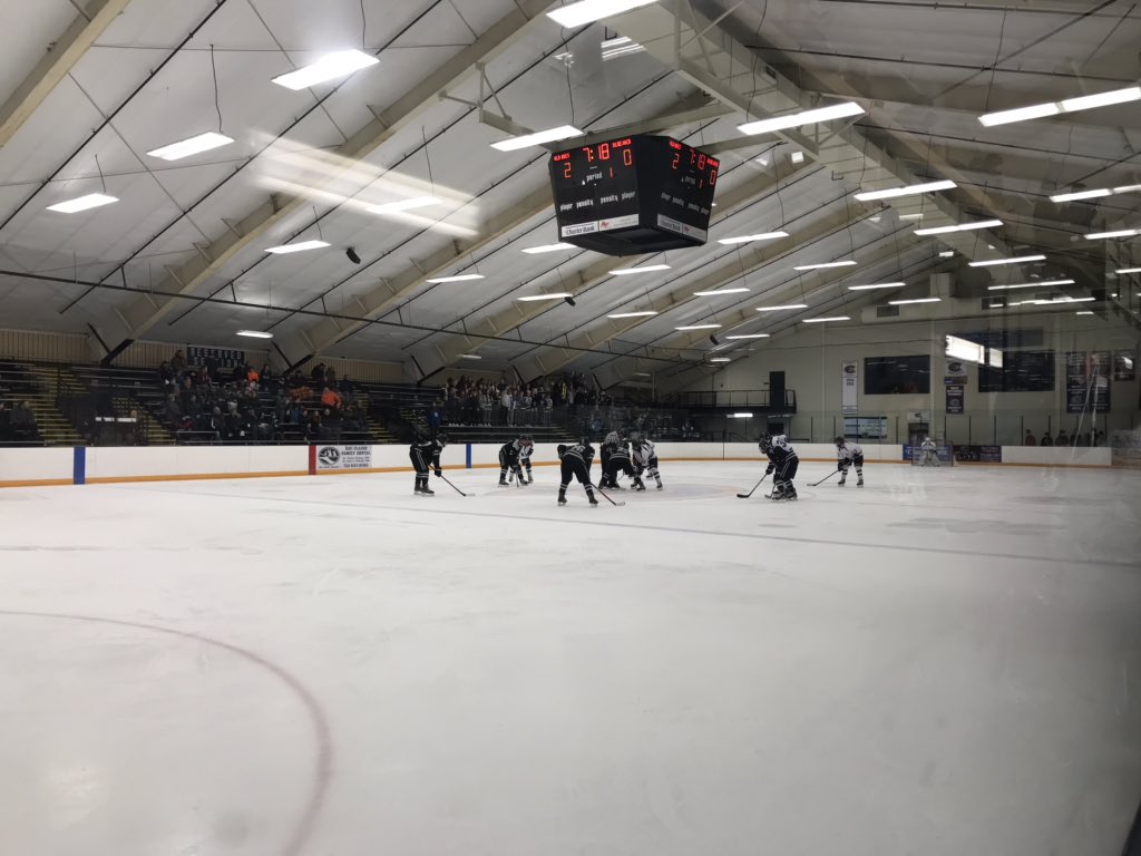MikeSinz's tweet photo. @ecmboyshockey Keep it rolling, fellas! Good luck tonight at Onalaska! #BRCpride #ECMathletics https://t.co/kz8mzCMKqR