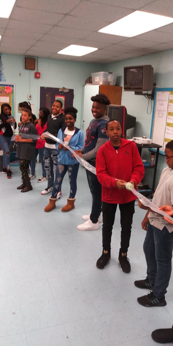 ScienceTerrell's tweet photo. Exploring the lengths of digestive organs! The small intestine is not small...at all!! Fun! #AMSTIrocks #hillcrestmspats https://t.co/sVLjpe6Xlt