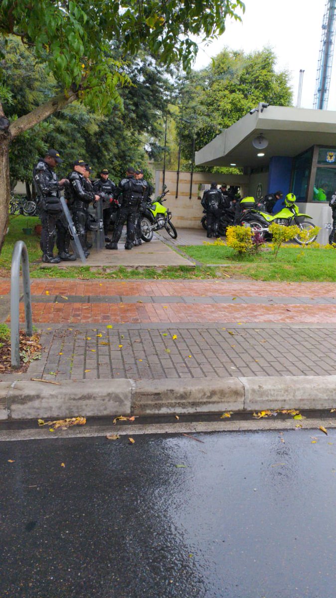danimonsalve13's tweet photo. Calle 170 uniagraria bloqueos Esmad listo en el caí de san José de bávaria #ParoFecodeEs @SectorMovilidad https://t.co/5YMBaDuOeO