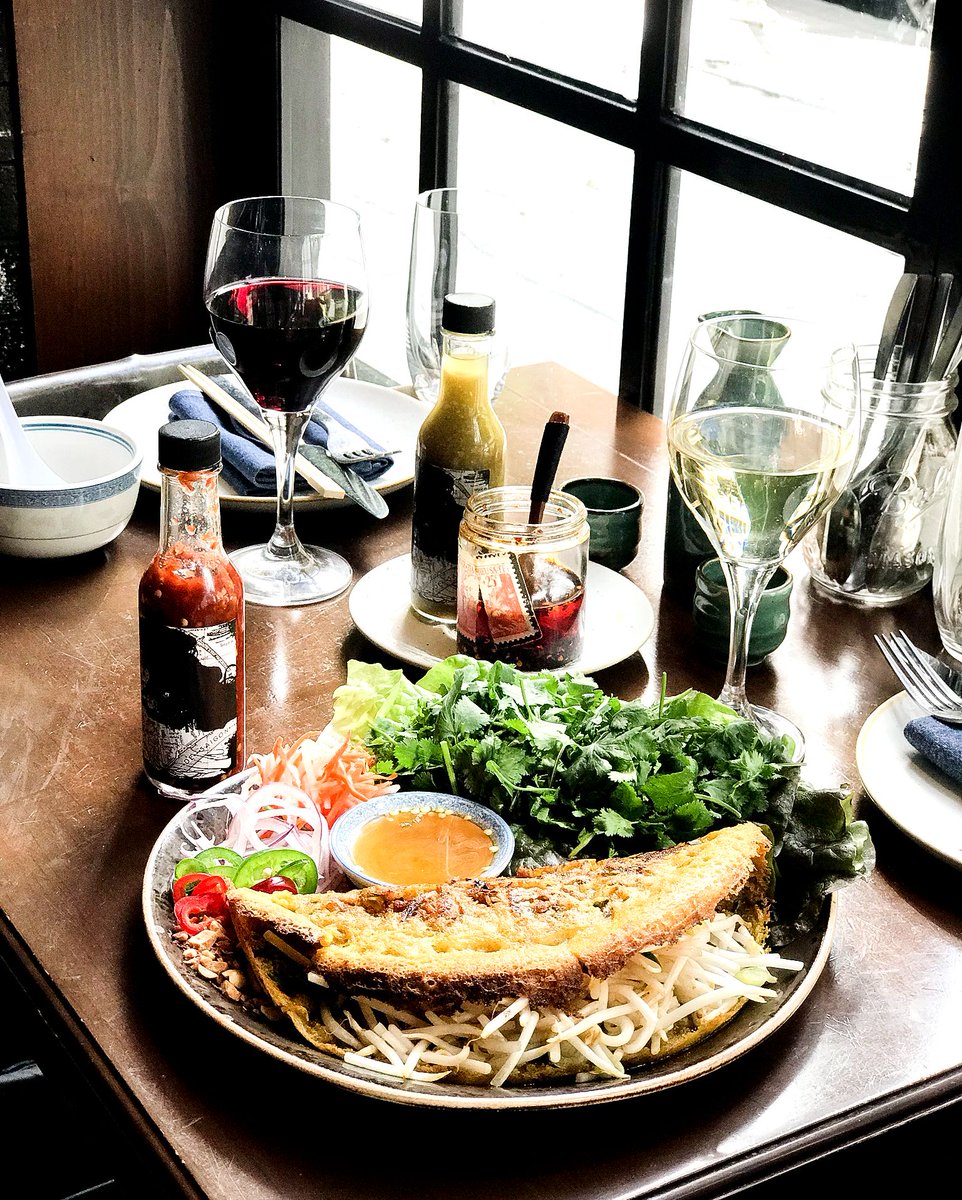 Window seat dining at its best 😍 
.
.
.
.
#littlesisterMB #manhattanbeach #southbay #eaterLA #foodies #eatmunchies #LAist #YelpLA #eeeeeats #latimesfood #munchies #eatguide #noleftovers