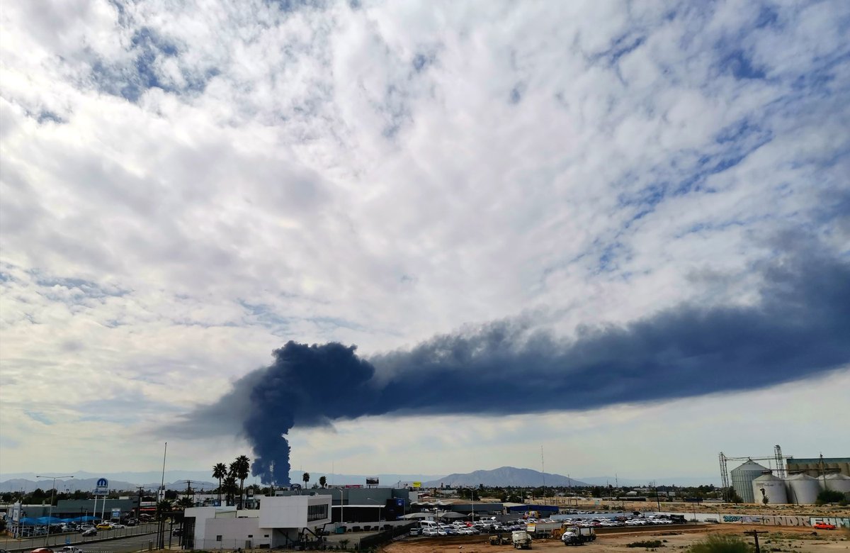 Ludotonica's tweet photo. Hoy se incendió #fanosa un almacén en Mexicali, y debido al intenso fuego los medios cubrieron, y pudimos enterarnos que los #Bomberos en Baja California no tienen seguro 🤦♀️es el colmo. Indignante que lxs diputadxs hayan votado recientemente en contra de otorgarles seguro https://t.co/UNpAKFFRJa