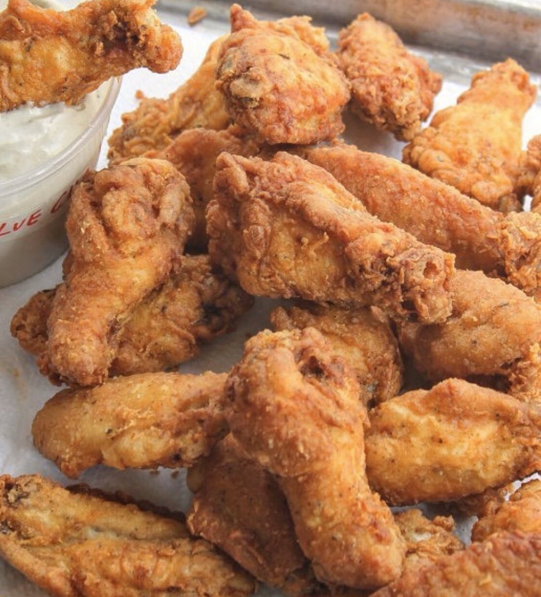 3BrothersPizzza's tweet photo. Sauce ON or on the SIDE?! 🔥❤️🔥
Join us for #happyhour for $5 #Chicken wings (pictured). Come enjoy or have it delivered‼️(440)234-2525 
For our full menu visit our website @ https://t.co/XgQccGxoyc 🍕😍🔥 .
#bestsandwichever #masterchef #middleburgheights #wecater #strongsville https://t.co/Cj3vmUOZvC