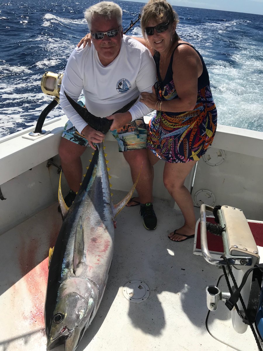 The Bite Me 2 anglers bringing in some yummy yellow fin tuna!!
#ahi #hawaii #fishing #konacoast
